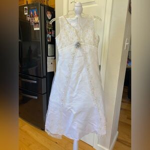 Elegant White Sleeveless Dress with Embellishments